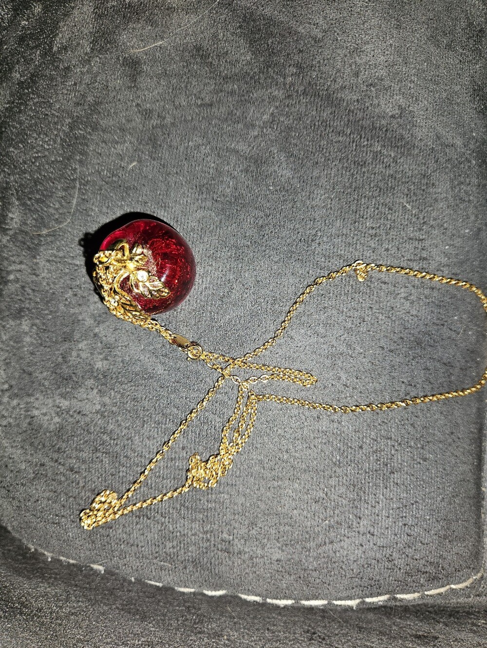 Vintage 1995 Avon Elegant Apple Pendant Necklace Red Lucite Gold Tone Box Signed - Picture 3 of 9
